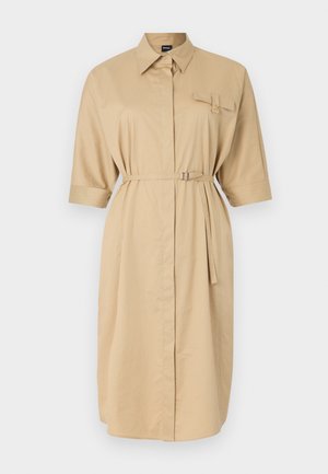 Robe chemise beige avec un col, des manches courtes retroussées, une poche avant et une taille ceinturée. Tissu lisse avec une coupe décontractée.
