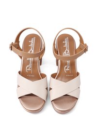 Sandali beige open-toe con cinturini incrociati, fibbia regolabile alla caviglia e leggera piattaforma. Materiale morbido e design elegante.