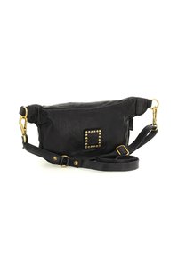 Borsa a tracolla in pelle nera con borchie dorate, patch con logo frontale, tracolla regolabile e ganci in metallo dorato su entrambi i lati.