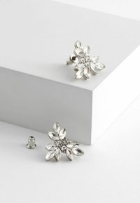 Silberne Ohrstecker mit floralen Motiven, die mit markiseförmigen klaren Kristallen und einem zentralen Cluster aus kleineren runden Steinen verziert sind.