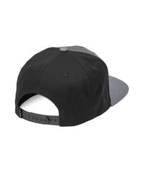 Svart tygkeps med en grå skärm, med snapback-stängning och en kontrasterande knapp på toppen. Slät textur med sydda detaljer.