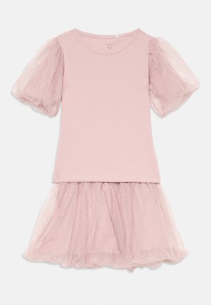 Ružové šaty s ryhovaným telom, krátkymi puff rukávmi z priesvitnej, trblietavej látky a vrstvenou tylovou sukňou. Mäkka textúra po celej ploche.