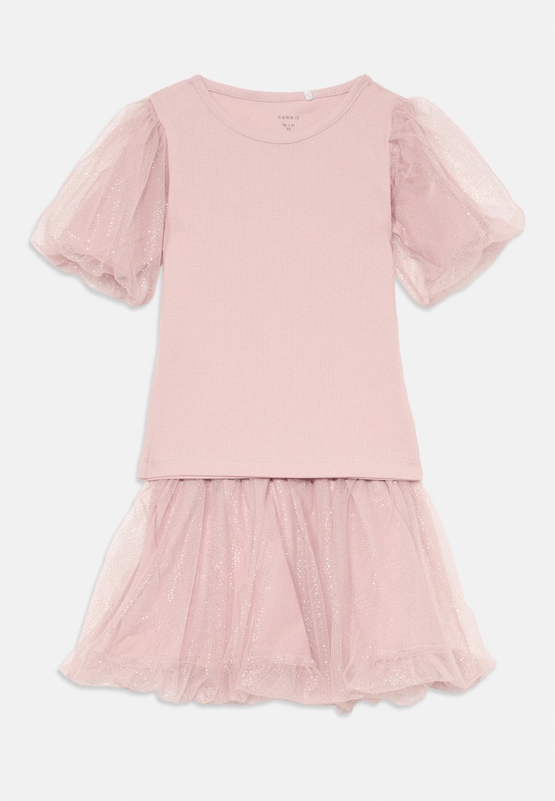 Ροζ φόρεμα με ραμμένο κορσέ, κοντά φουσκωτά μανίκια από διάφανο, λαμπερό ύφασμα και φούστα από στρώσεις τούλι. Μαλακή υφή σε όλη την επιφάνεια.