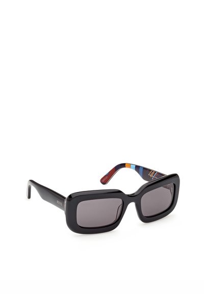 Gafas de sol rectangulares negras con montura gruesa y lentes oscuras, que presentan varillas interiores a rayas multicolores.