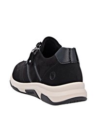 Schwarzer Sportschuh mit Wildleder- und Lackakzenten, einer gepolsterten weißen Sohle und einem schlanken, ergonomischen Design mit dezentem Logo-Detail.