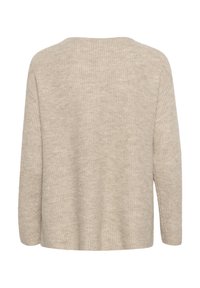 Beige stickad tröja, avslappnad passform, långa ärmar, ribbad textur, rundad halsringning och något sänkta axlar.