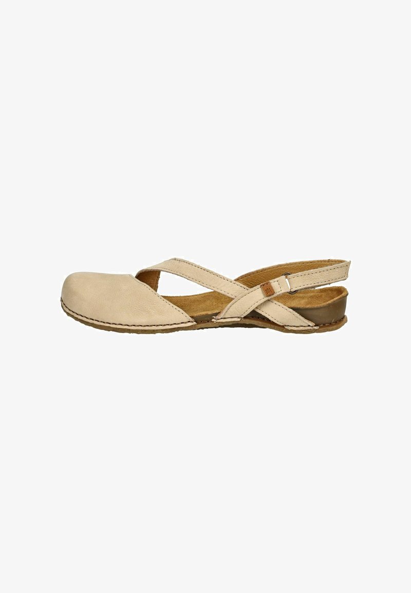 Scarpa slingback beige in pelle con cinturini incrociati, punta rotonda e tacco basso. Parte superiore in pelle texturizzata e dettagli cuciti attorno alla suola.