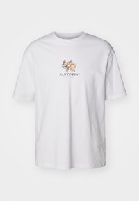 Bílá bavlněná tričko s krátkými rukávy, s centrálním grafickým motivem ovoce a listů, pod kterým je v černém textu napsáno "SANTORINI".