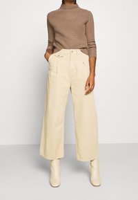 Monki Strickpullover - beige