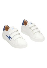 Sneakers bianchi con accenti blu, tre cinturini in velcro regolabili, tomaia in pelle liscia, suola in gomma texturizzata e dettaglio del logo sulla linguetta.