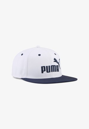 Weiße Baseballkappe mit navyblauem flachem Schirm, navyblauen Ösen und dem PUMA-Logo sowie der springenden Katze vorne in Navyblau bestickt.