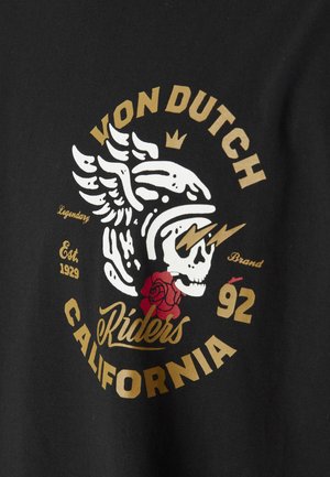 Crâne ailé avec des yeux électriques et une rose rouge, entouré du texte "Von Dutch Riders California Est. 1929 Brand 92" sur un tissu noir.