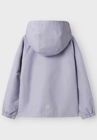 Světle levandulová bunda s kapucí, elastickými manžetami, hladkým povrchem a malou logem na dolní části zad. Jednoduchý design, nezdobená.