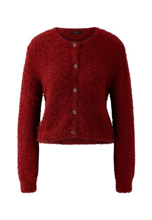 Roter langer Strickjacke mit Flausch, Rundhalsausschnitt und fünf braunen Knöpfen vorne, strukturierter Strickstoff.