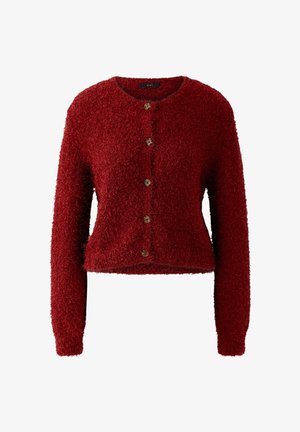 Cardigan à manches longues rouge pelucheux avec encolure ronde et cinq boutons marron sur le devant, tissu en tricot texturé.