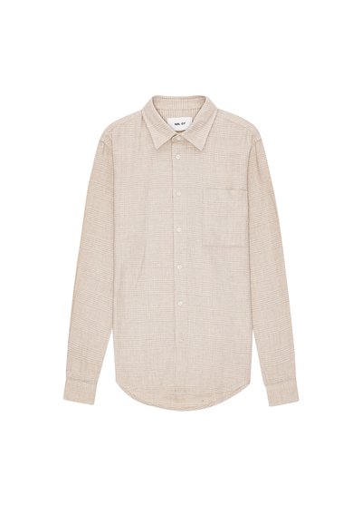Beige skjorte med ternet mønster, lange ærmer, knap-ned krave, enkelt brystlomme og en buet kant.