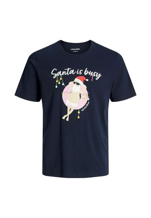Marineblauwe T-shirt met korte mouwen met een grafisch ontwerp van de kerstman in een zonnebril op een roze opblaasbare, met de tekst "Kerstman is druk" in het wit. Katoenen materiaal.