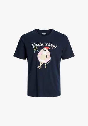 Navyblaues T-Shirt mit kurzen Ärmeln, mit einem Grafik von Santa in Sonnenbrille auf einem pinken Luftmatratze, Text "Santa ist beschäftigt" in Weiß. Aus Baumwollmaterial.