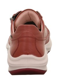 Hnědé kožené tenisky s polstrovaným límcem, kontrastní bílou podrážkou a elegantním designem s minimálním počtem švů.