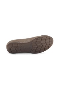 Semelle en daim marron avec un grip en caoutchouc texturé, présentant des motifs incurvés et un logo discret. Conception robuste pour la stabilité et le confort.