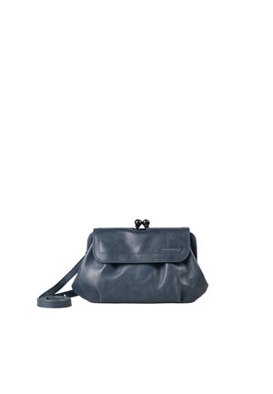 Dunkelblaue Leder-Handgelenktasche mit einem Schnapp-Kugelformverschluss und einem abnehmbaren Handgelenkriemen auf weißem Hintergrund.