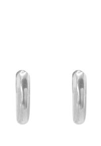 Boucles d'oreilles en argent en forme de créoles, avec une finition lisse et brillante et un design arrondi, présentant une forme circulaire continue pour les oreilles percées.