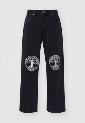 Črni jeans s širokimi hlačnicami in zapletenimi belimi vezeninami dreves na obeh kolenih. Klasičen stil s petimi žepi in gumbnim zapiranjem.