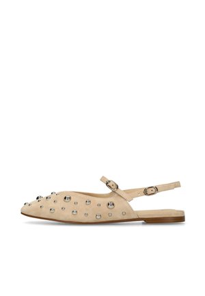 Beige platte slingback schoen met puntige neus, zilveren studs op het bovenwerk en twee verstelbare gespsluitingen.