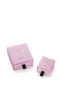 Két rózsaszín, fényesen csillogó doboz, egy pillangó logóval. A nagyobb doboz húzófüllel és dombornyomott mintával rendelkezik, míg a kisebb hasonló stílusú.