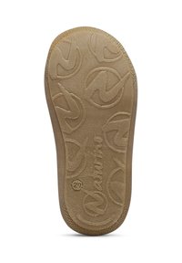 Poloprůhledná hnědá gumová podrážka s vzorovaným designem, zaoblenými logy, texturovaná pro záběr, a hladkým okrajem.