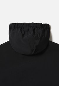 Giacca nera con cappuccio caratterizzata da un collo arricciato, una superficie del tessuto liscia e un design semplice, focalizzata sulla funzionalità e sul calore.
