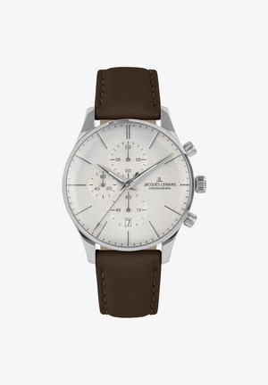 Zilveren roestvrijstalen chronograaf horloge met een witte wijzerplaat, drie subwijzerplaten, een bruine leren band en een datumvenster op 6 uur.
