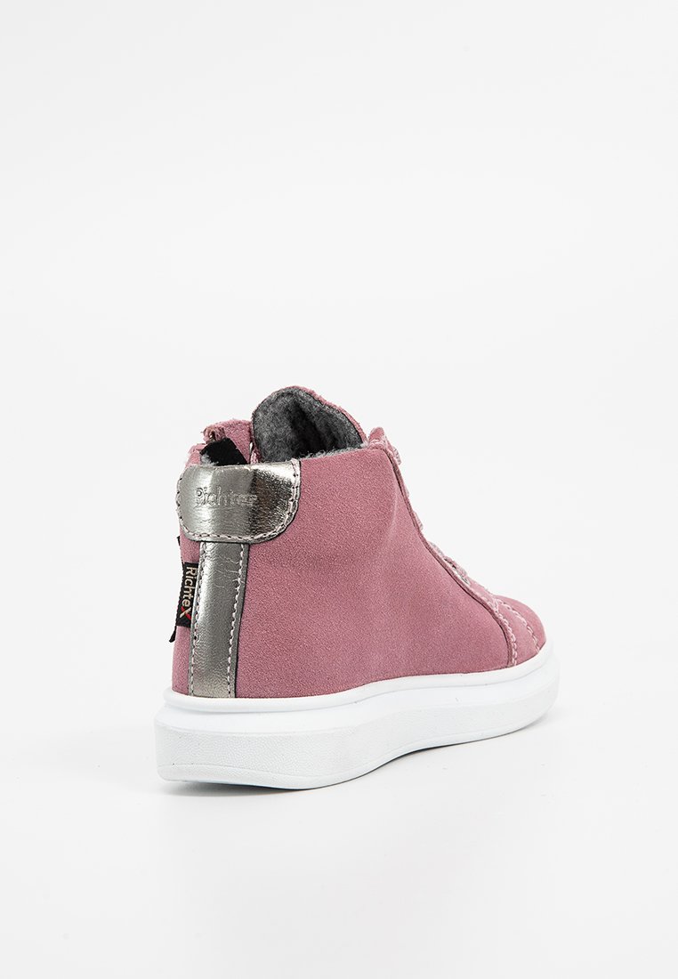 Rosa Wildleder-Stiefeletten mit einem silbernen Metallic-Absatz, einer weißen Gummisohle und gestickten Details an den Seiten. Weiches Innenfutter.