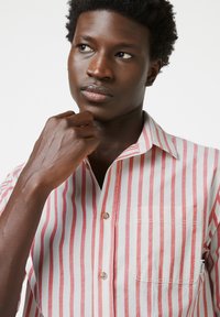 Korte mouwen shirt in wit met rode verticale strepen, katoenstof, button-down kraag, enkele borstzak, casual ontwerp.