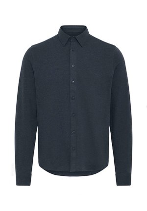 Camisa de manga larga azul oscuro hecha de tejido texturizado. Cuenta con un cierre de botones en el frente y un collar clásico con un dobladillo redondeado.