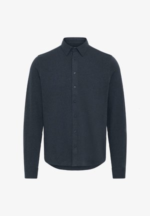 Camisa de manga larga azul oscuro hecha de tejido texturizado. Cuenta con un cierre de botones en el frente y un collar clásico con un dobladillo redondeado.