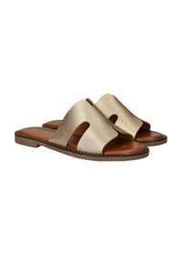 Goudkleurige sliders van ongepoetst materiaal met een gladde, matte afwerking, voorzien van twee brede banden en een contrasterende bruine zool met stiksels.