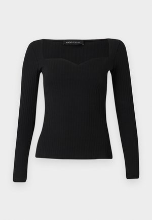 Haut noir à manches longues en côte avec un décolleté carré, présentant une légère forme en cœur et un design ajusté.