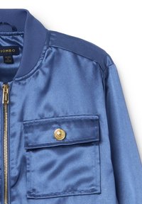 Navyblaues Satin-Bomberjackett mit Reißverschluss, geripptem Kragen und einer Fronttasche mit einer goldenen Knopfakzentuierung. Glatte, glänzende Textur.
