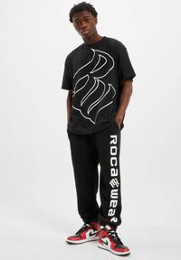 Rocawear WOODHAVEN - Apdrukāts T-krekls - black