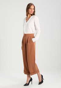Seidensticker V-NECK SLIPOVER REGULAR FIT - Blúz - offwhite