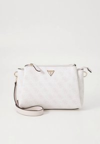 Hvid struktureret håndtaske med et subtilt mønster, sølvfarvet metal og aftagelig rem. Har lynlåslukning og logo-detaljer.