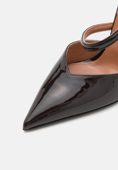 Sort patenteret læder sko med spids tå og en smal ankelrem. Den glatte, blanke finish og den spidse form fremhæver dens elegante design.