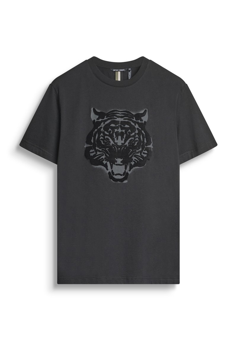 Camiseta de algodón negra con un gráfico de cabeza de tigre texturizado en un tono más oscuro. Cuello redondo clásico y mangas cortas.