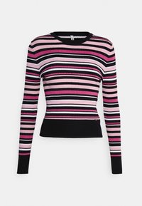 Pull à manches longues côtelé avec des rayures horizontales en rose, noir et blanc. Encolure ronde et coupe ajustée, avec un ourlet noir uni.
