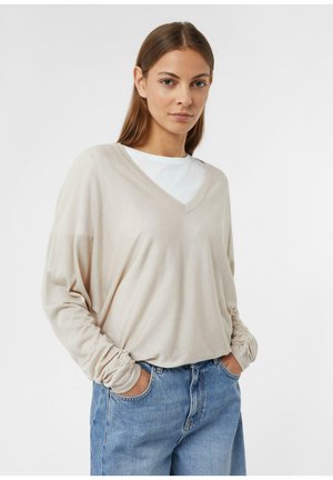 - Sweter