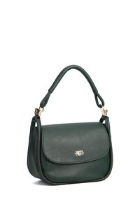 Borsa a tracolla in pelle verde con corpo curvo, hardware dorato e manico arrotondato. Presenta una chiusura a pattina e una texture sottile.