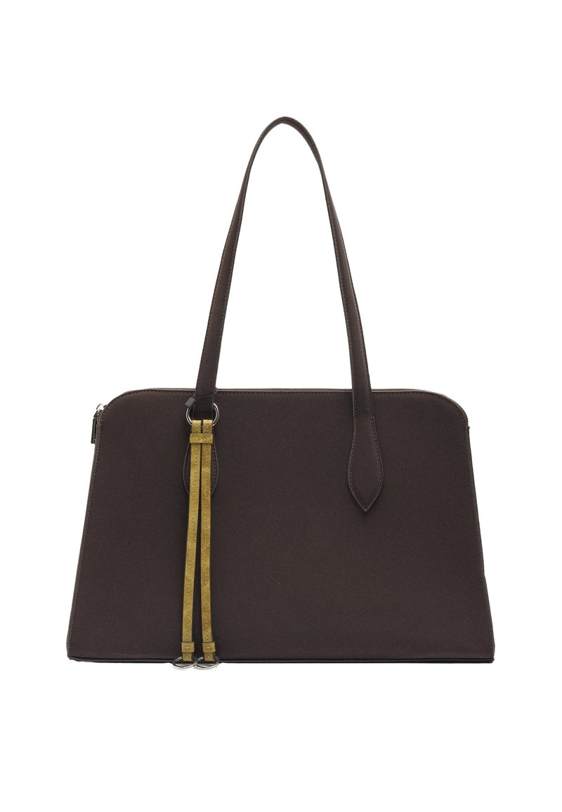 Brązowa torba na ramię z dwoma długimi uchwytami, ozdobiona żółtymi paskami i zamkiem błyskawicznym. Gładka tekstura, minimalistyczny design.