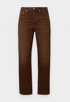 Braune Straight-Leg-Jeans aus Denim mit Vordertaschen und Metallknopfverschluss auf unifarbenem hellem Hintergrund.