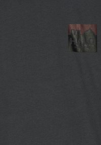 Ciemnoszary bawełniany T-shirt z małym prostokątnym nadrukiem "HALO", czarno-czerwonymi grafikami i teksturowanym wzorem.